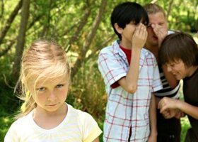 Как научить ребенка правильно реагировать на дразнилки