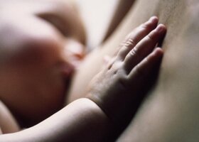 Кормление новорожденных грудным молоком
