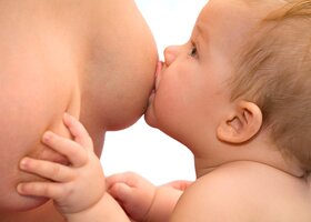 Кормление новорожденных грудным молоком